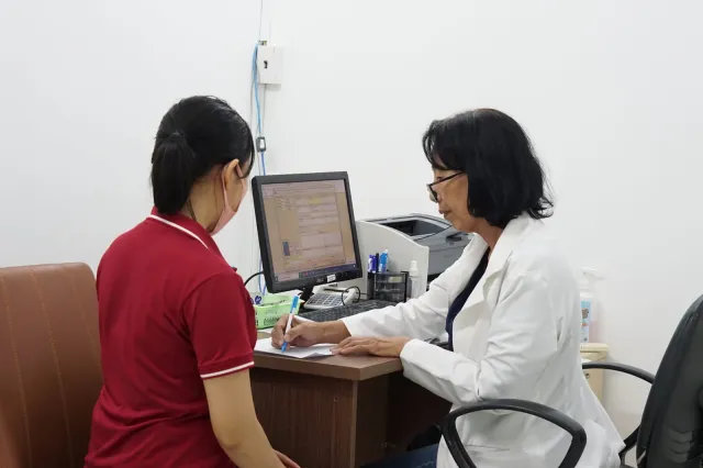 Bác sĩ khám bệnh tại Trung tâm Y khoa Kỳ Hòa