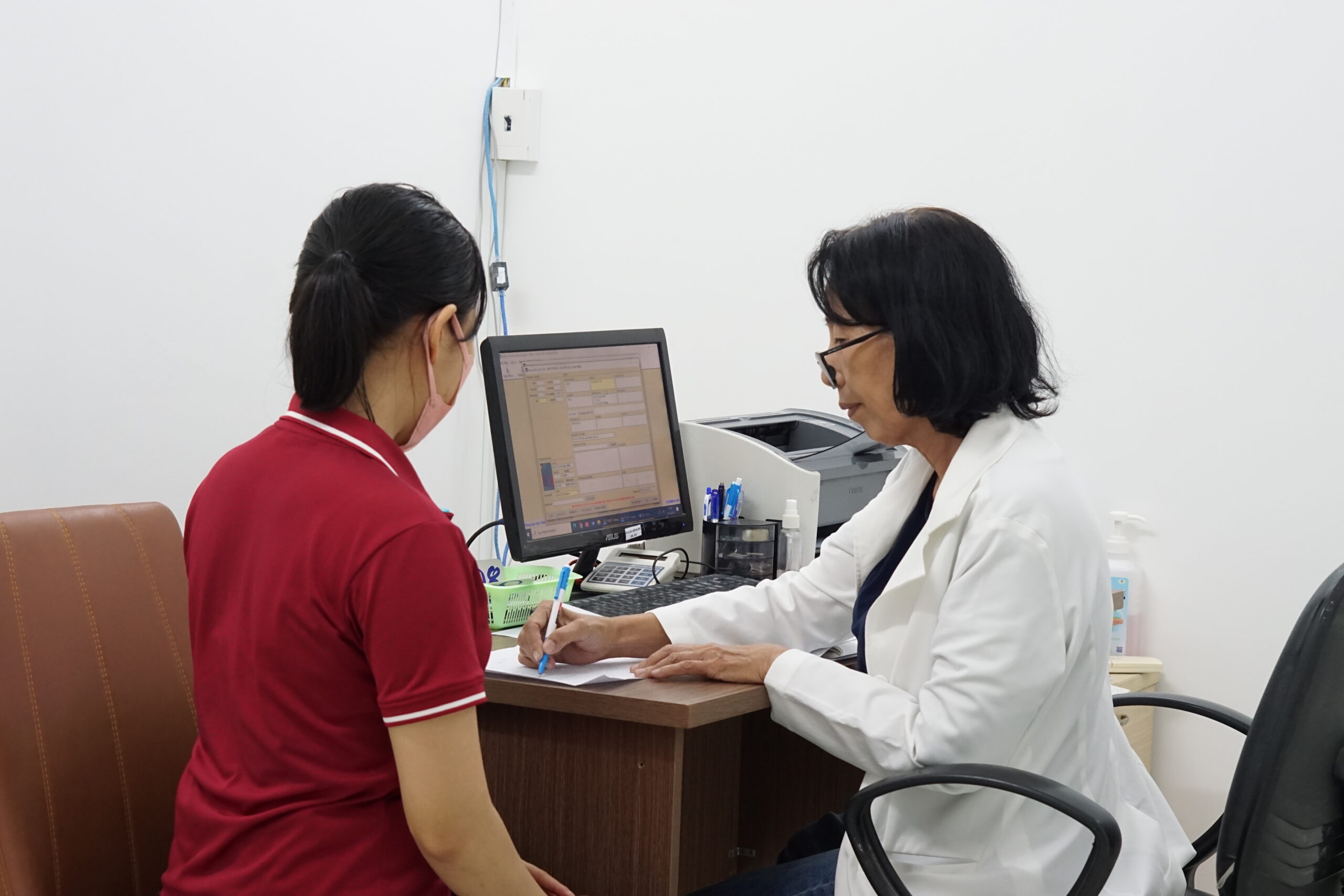 Bác sĩ khám bệnh tại Trung tâm Y khoa Kỳ Hòa